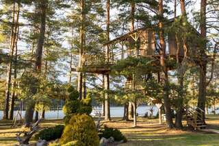 Дома для отпуска Treehouse Čiekurs Duķuri Дом на дереве «Комфорт» с видом на озеро-19